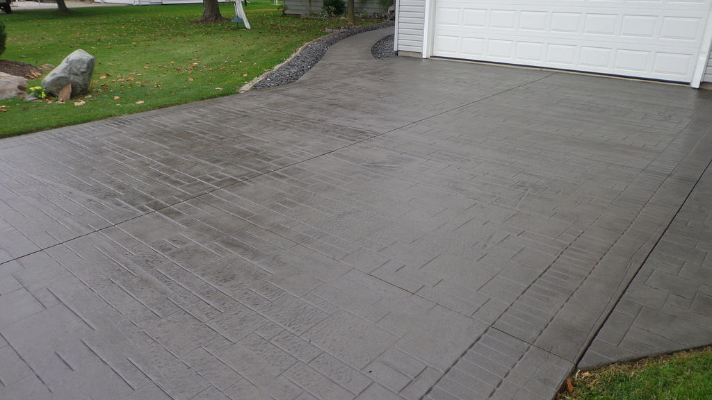 Using Professional Painters to Paint Your Concrete Driveway